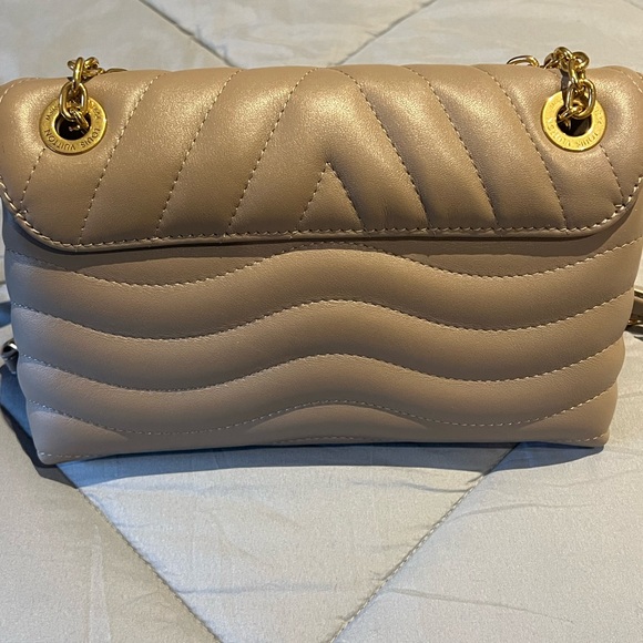 New Wave Chain Bag NM Quilted Leather MM - Picture 5 of 13
